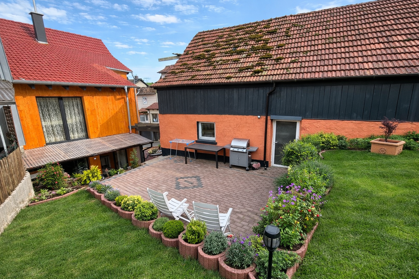 Immobilie in Sinntal - Großzügiges Einfamilienhaus mit viel Nutzfläche - komplett saniert, mit Terrassen, Garten & Garagen - Bild 2