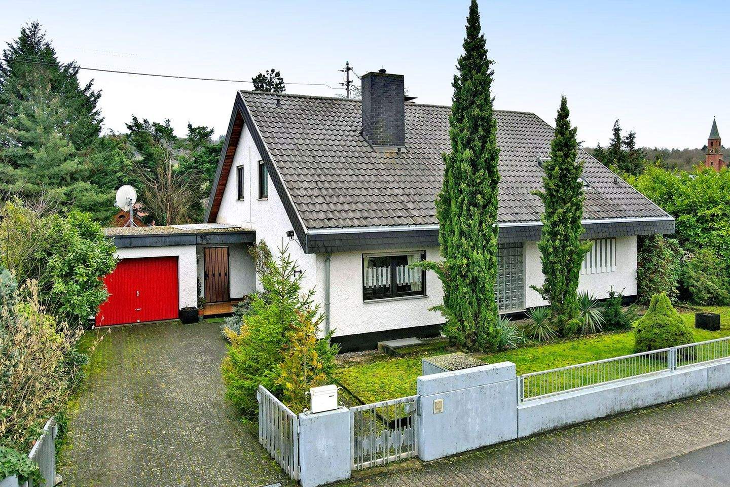 Immobilie in Albersweiler - Mehrgenerationenhaus, großzügiger Garten, ruhige aber verkehrsgünstige Lage, vielfältig nutzbar - Bild 0