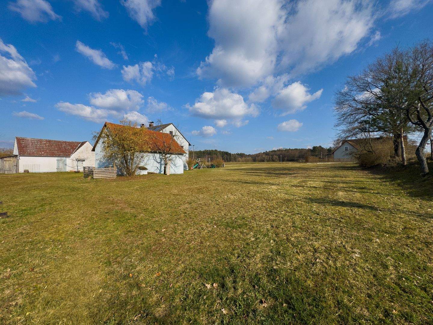 Immobilie in Pleinfeld - Großzügiges Zweifamilienhaus mit 2.700 m² Grundstück und Entwicklungsmöglichkeiten bei Pleinfeld - Bild 2
