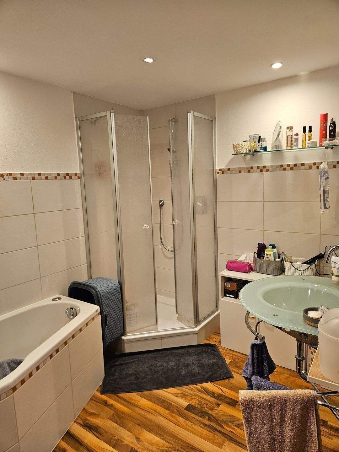 Immobilie in Ditzingen - Mehrfamilienhaus mit zwei Wohnungen und Ladengechäft - Bild 2