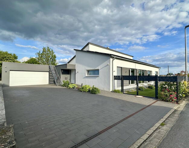 Villa zum Kauf provisionsfrei 999.000 € 8 Zimmer 298 m² 895 m² Grundstück frei ab 01.08.2025 Carl-Fraas-Straße, 5 Rattelsdorf Rattelsdorf, Oberfranken 96179