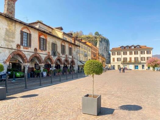 Immobilie zum Kauf 20 Zimmer 925 m² frei ab sofort PIAZZA DEL POPOLO Arona 28041