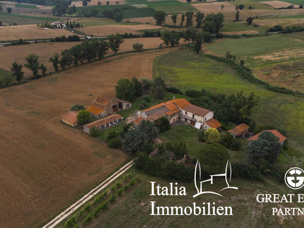 Bauernhaus zum Kauf 245.000 € 20 Zimmer 405 m² 30.000 m² Grundstück Montefalco 06036