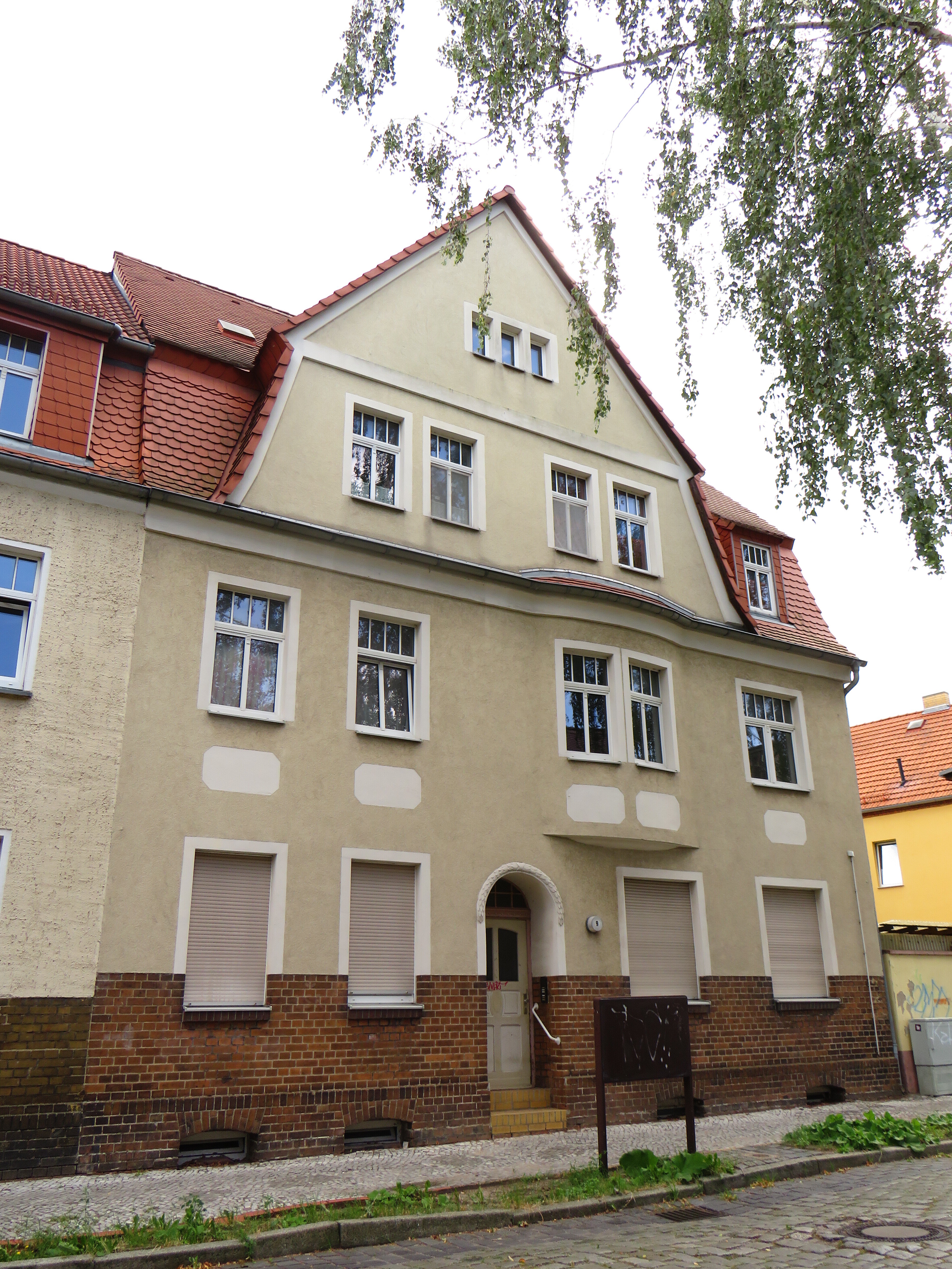 Mehrfamilienhaus zum Kauf provisionsfrei als Kapitalanlage geeignet 147.000 € 241,6 m²<br/>Wohnfläche 271 m²<br/>Grundstück Raguhner Straße 9 Bitterfeld Bitterfeld-Wolfen 06749