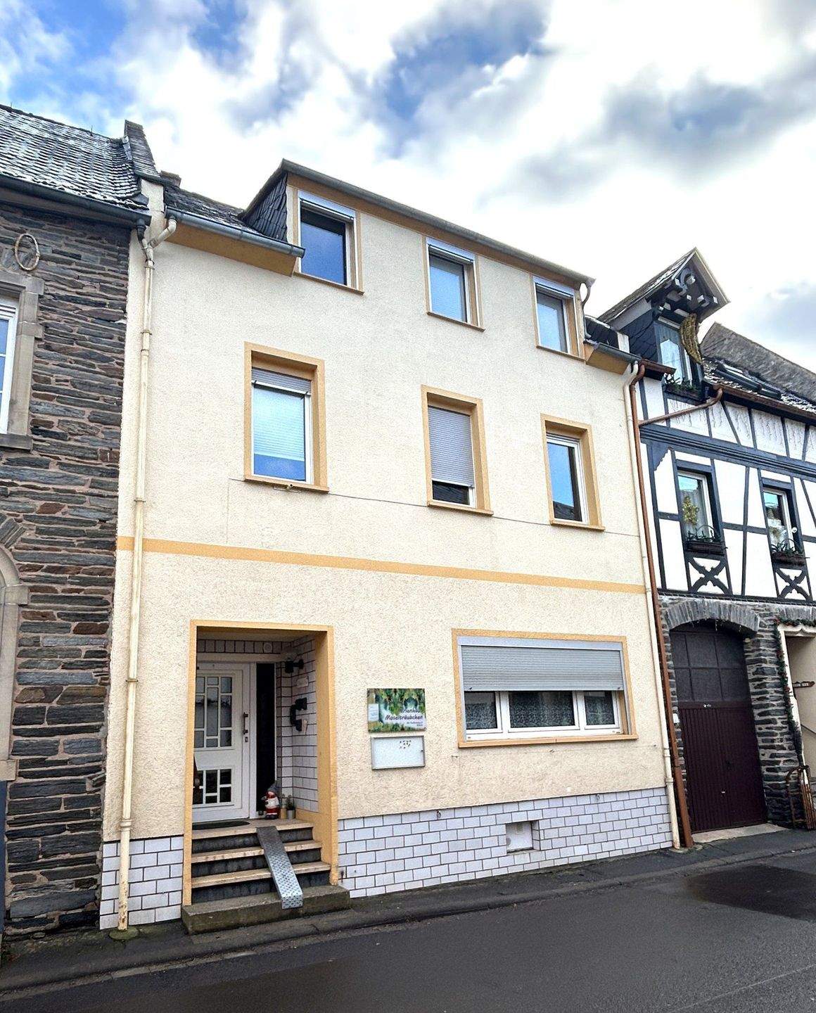 Immobilie in Enkirch - Frühjahres-Angebot: Wohnhaus mit 3 Wohnungen  (Ferienwohnungen) an der Mosel - Bild 0