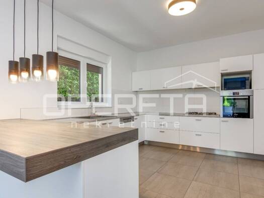Einfamilienhaus zur Miete - Erstbezug 4.500 € 6 Zimmer 330 m² 1.300 m² Grundstück Zagreb 10000