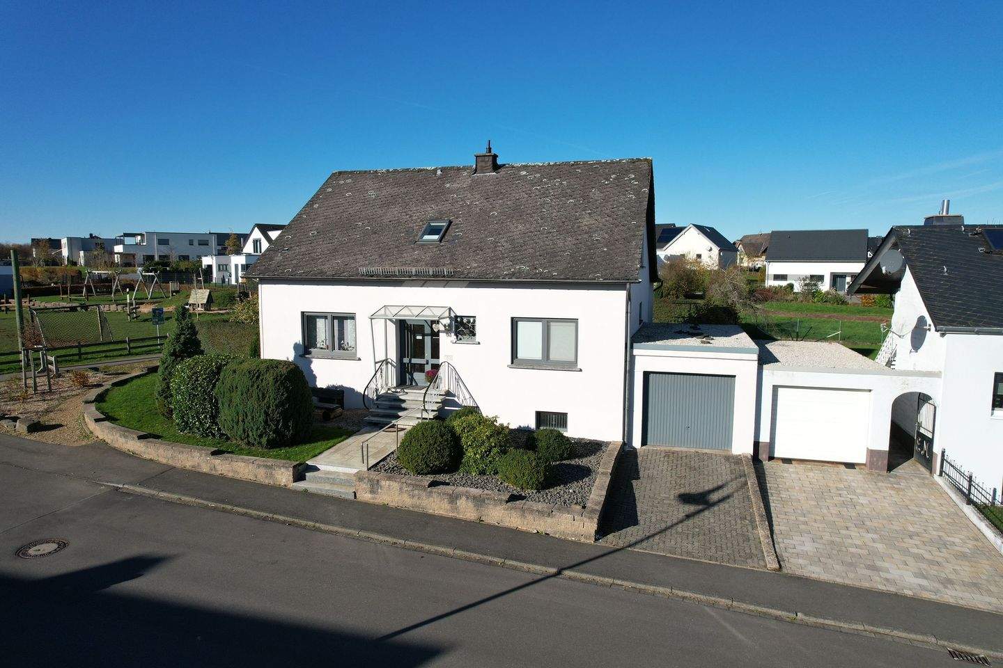 Immobilie in Arzfeld - Gepflegtes Ein- oder Zweifamilienhaus in bevorzugter Wohnlage in Arzfeld. - Bild 3