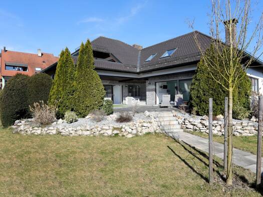 Einfamilienhaus zur Miete 3.000 € 6 Zimmer 240 m² 990 m² Grundstück West Landshut 84034