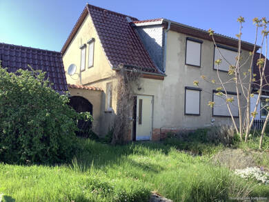 Doppelhaushälfte zum Kauf 78.500 € 5 Zimmer 130 m² 720 m² Grundstück Grazer Straße 10 Oschersleben Oschersleben 39387