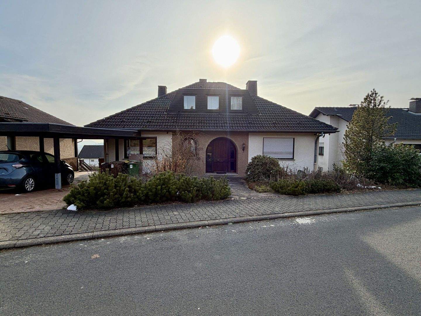 Immobilie in Schauenburg - Stilvoll wohnen mit Aussicht: Einfamilienhaus mit Einliegerwohnung in Elgershausen! - Bild 1