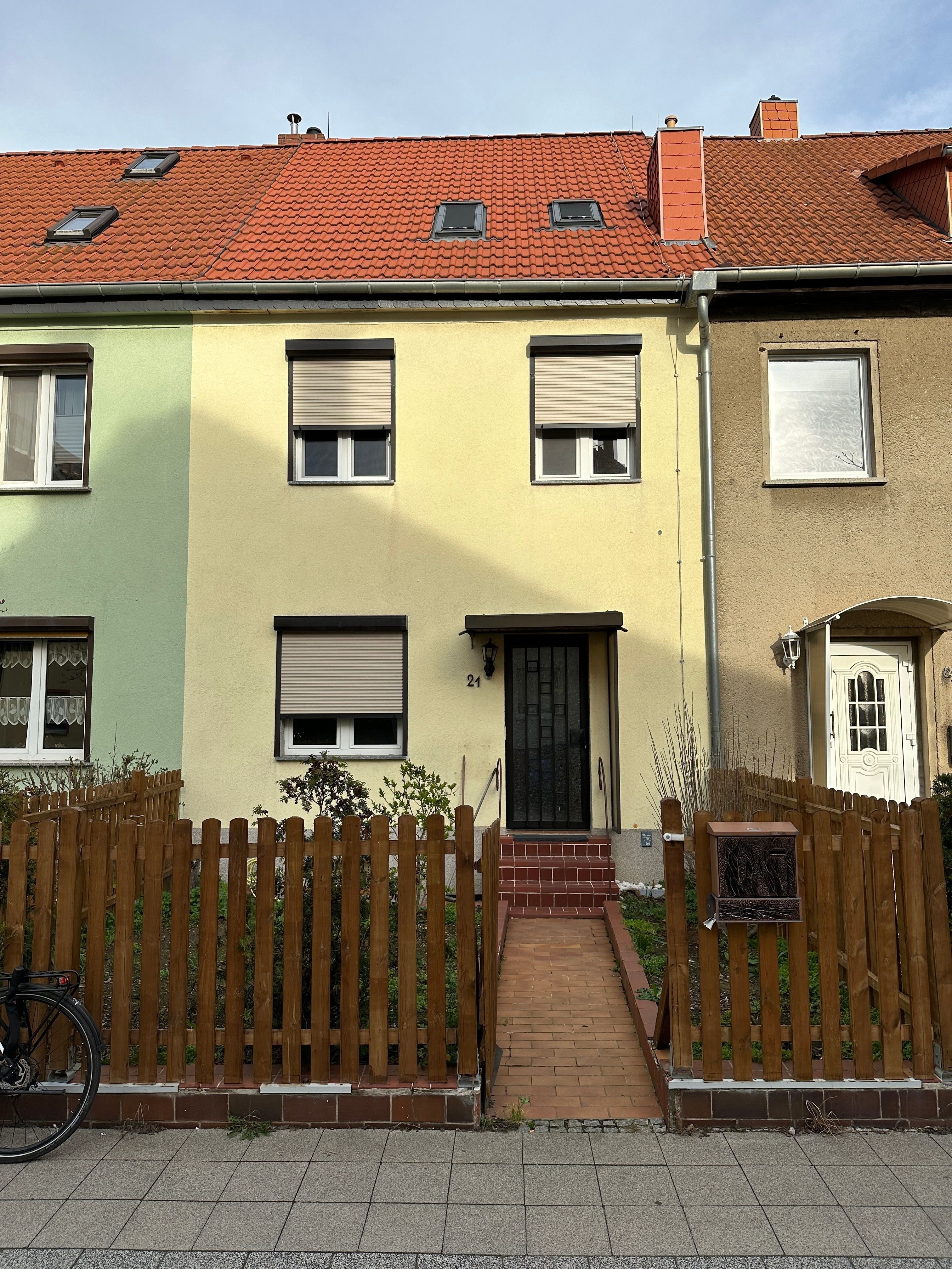 Reihenmittelhaus zum Kauf 110.000 € 4 Zimmer 95 m²<br/>Wohnfläche 201 m²<br/>Grundstück ab sofort<br/>Verfügbarkeit Zimmererstraße Leuna Leuna 06237