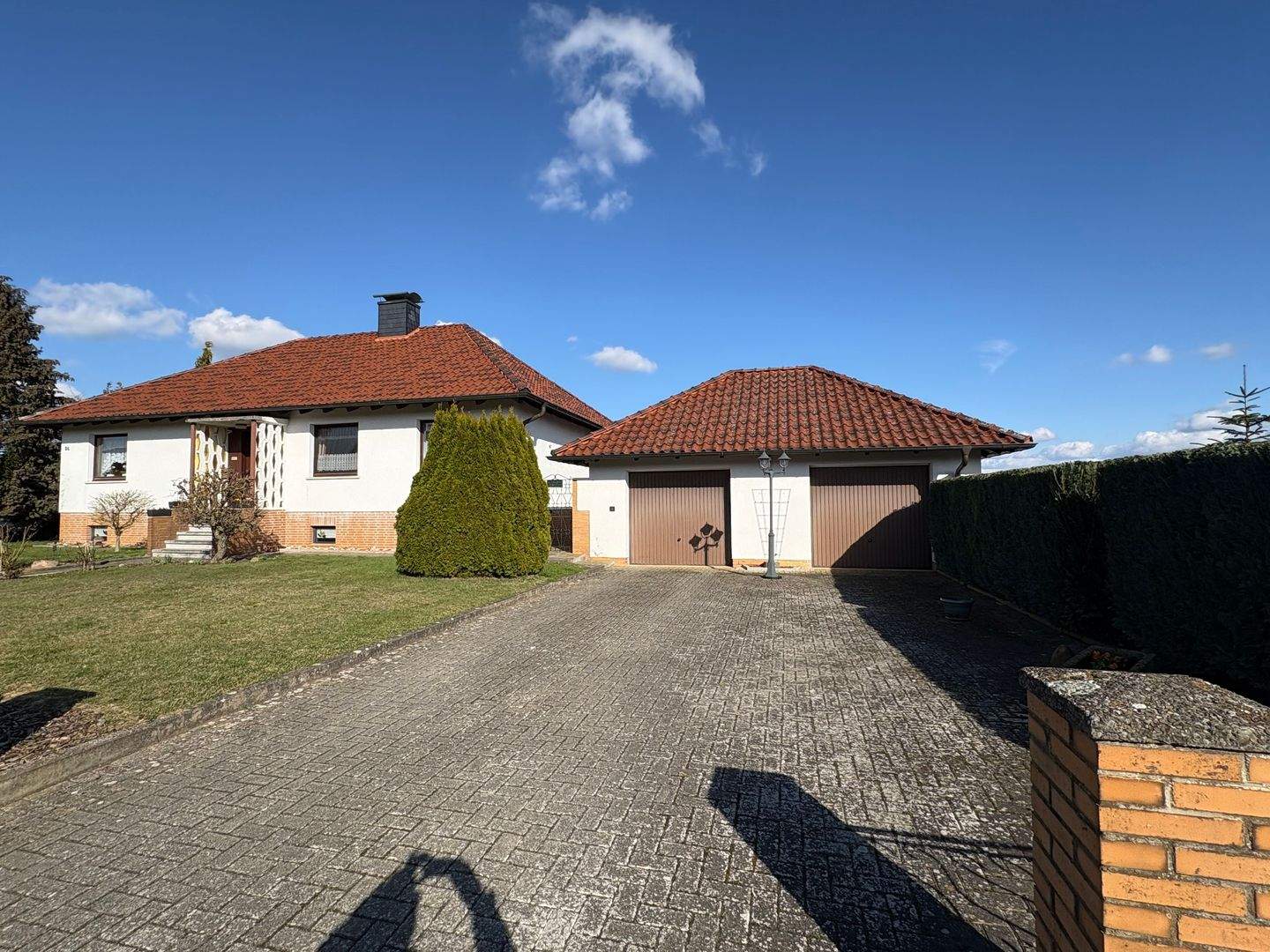 Immobilie in Wolsdorf - Schmucker Bungalow mit Vollkeller und 2 Garagen - Bild 2