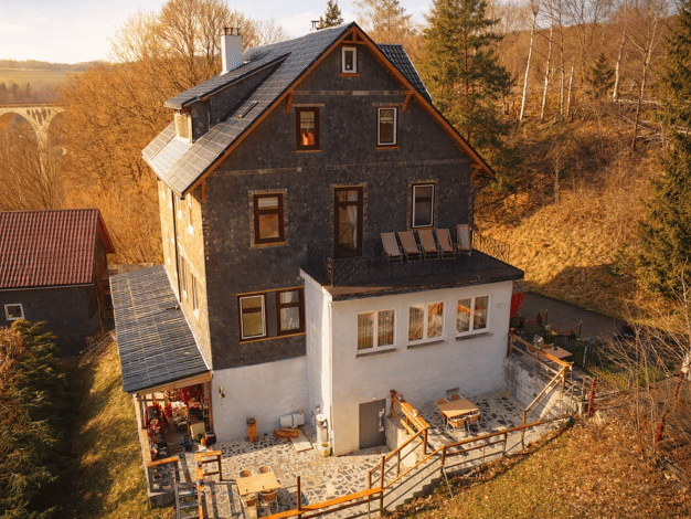Haus zum Kauf 599.000 € 14 Zimmer 500 m² 1.560 m² Grundstück Neuhaus am Rennweg 98724