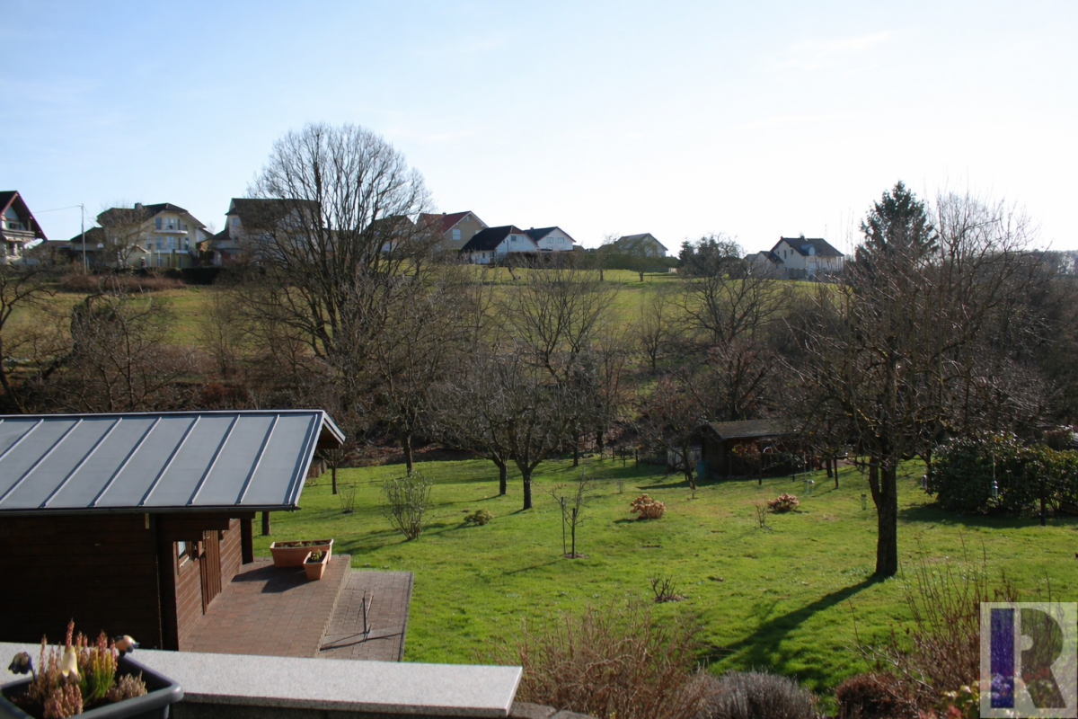Immobilie in Hümmerich - Wohnen im Grünen - Einfamilienhaus mit großem Garten, Obstbäumen und Bachlauf - Bild 1