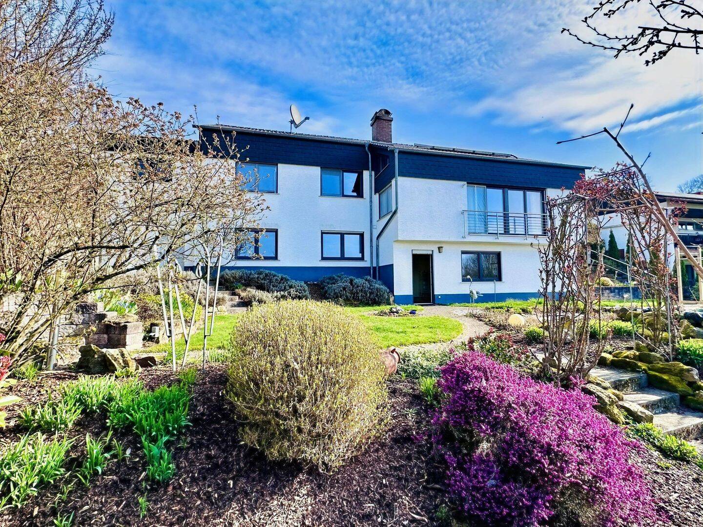 Immobilie in Erzenhausen - Erzenhausen - Lichtdurchflutetes, geräumiges Wohnhaus mit Einliegerwohnung in Top-Lage - Bild 0