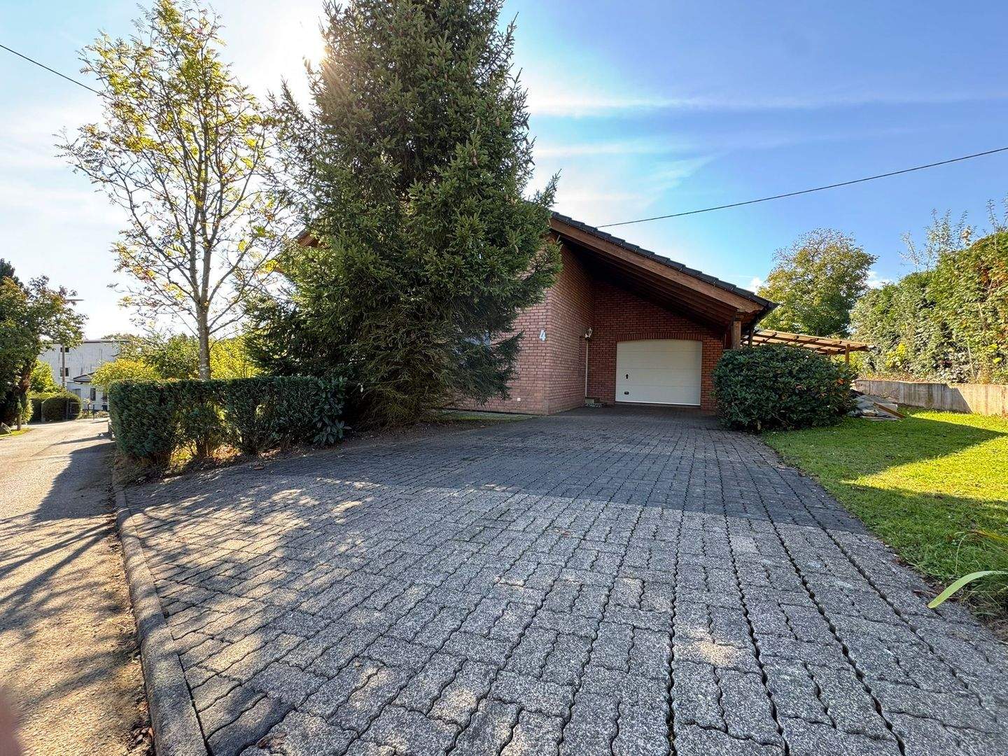 Immobilie in Bitzen - Gepflegtes Einfamilienhaus im Grünen mit viel Potential für Familien - Bild 1