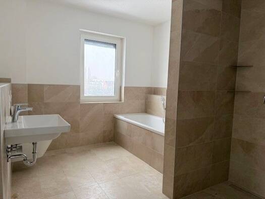 Wohnung zur Miete 1.205 € 3 Zimmer 92,7 m² 3. Geschoss Güstrow Güstrow 18273