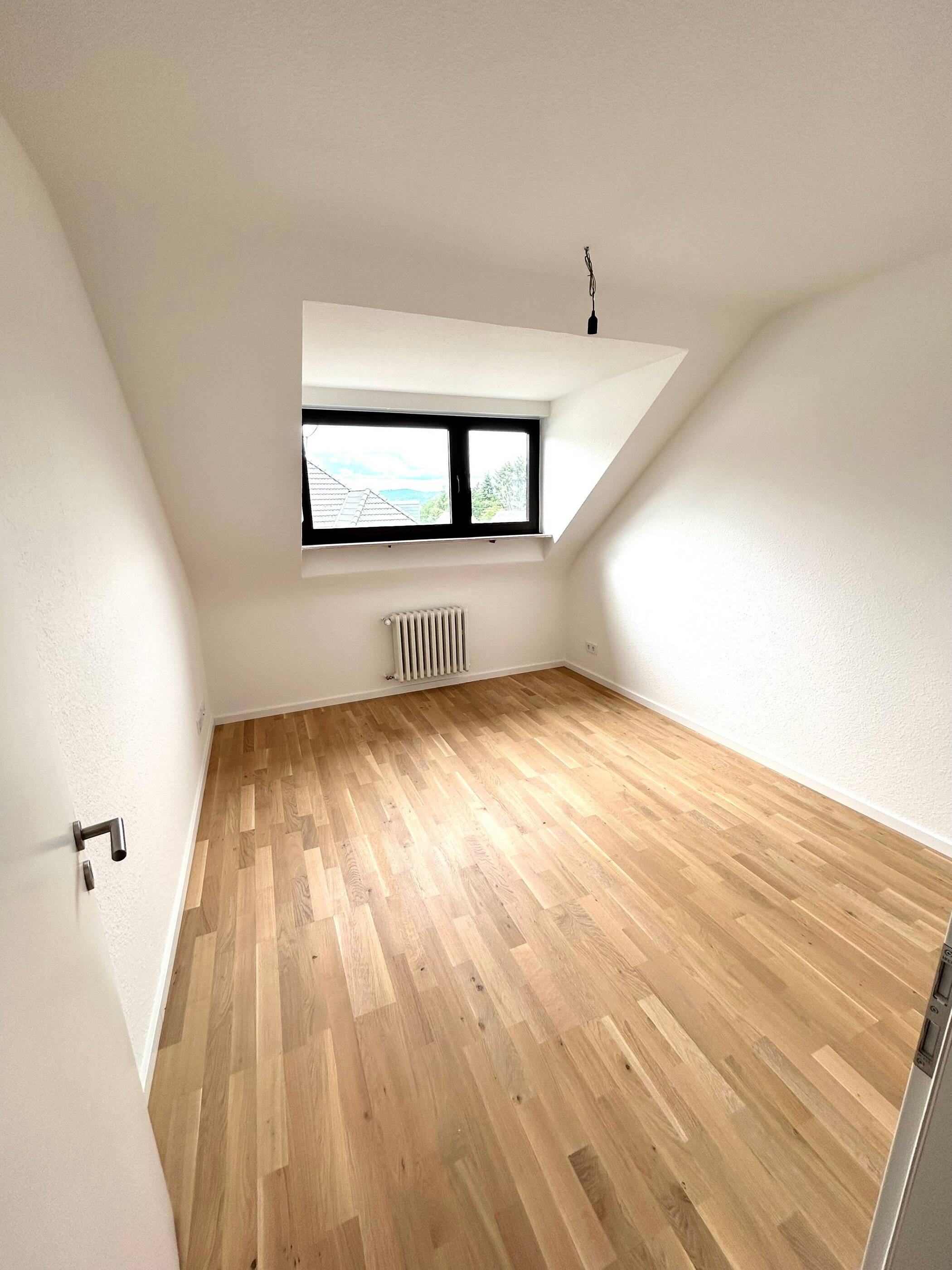 Erstbezug nach Renovierung! Helle DG Wohnung mit Balkon und Garage in Trier-Ruwer! – Trier – Vorschaubild 3
