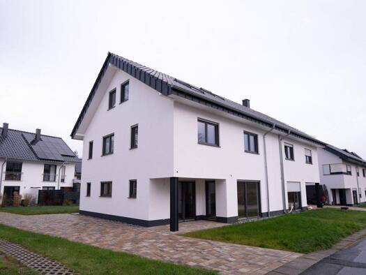 Doppelhaushälfte zum Kauf - Erstbezug 630.000 € 7 Zimmer 179 m² 320 m² Grundstück frei ab 31.01.2026 Ubbedissen Bielefeld 33699