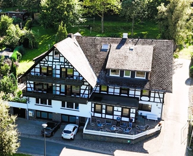 Hotel zum Kauf 650.000 € 220 m²<br/>Gastrofläche 2.214 m²<br/>Grundstück Bettenkamp / Gewerbegebiet Schmallenberg 57392