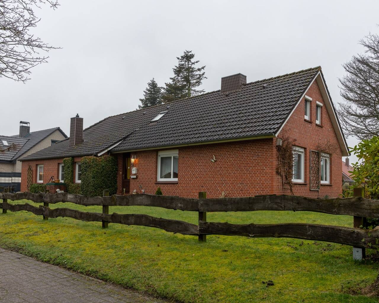 Immobilie in Moormerland - Älteres Fehnhaus in ruhiger Siedlungslage Nähe Zentrum Warsingsfehn - Bild 1