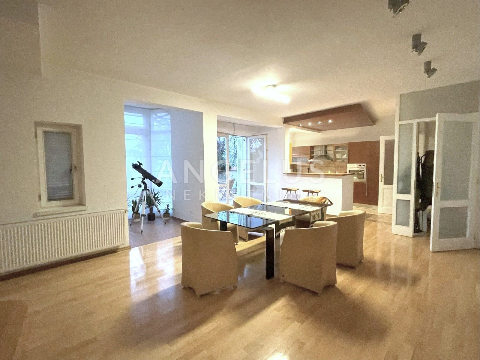 Haus zum Kauf 1.100.000 € 7 Zimmer 300 m²<br/>Wohnfläche Center 10000