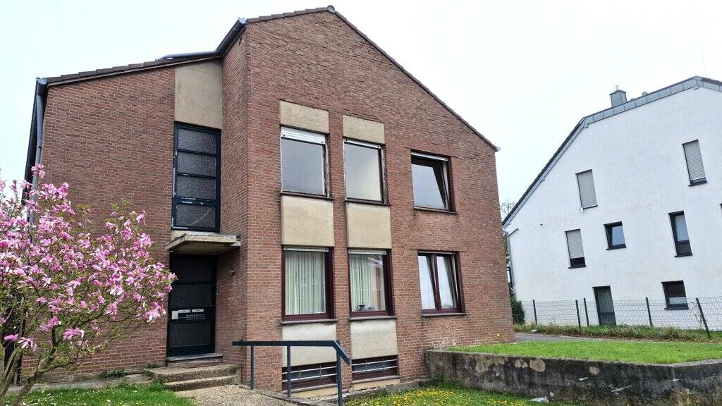 Broichweiden! Große, modernisierungsbedürftige 5-Zimmerwohnung mit Balkon und Garage
