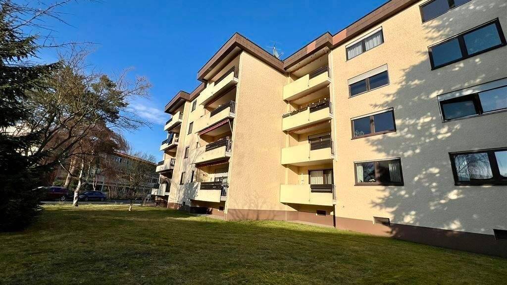 Schön gelegene 3-Zimmer-Wohnung mit Loggia, 2 Stellplätzen und viel Potenzial