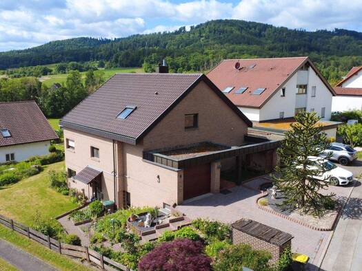 Einfamilienhaus zum Kauf 599.000 € 8 Zimmer 255 m² 774 m² Grundstück frei ab sofort Spielberg Sachsenheim 74343