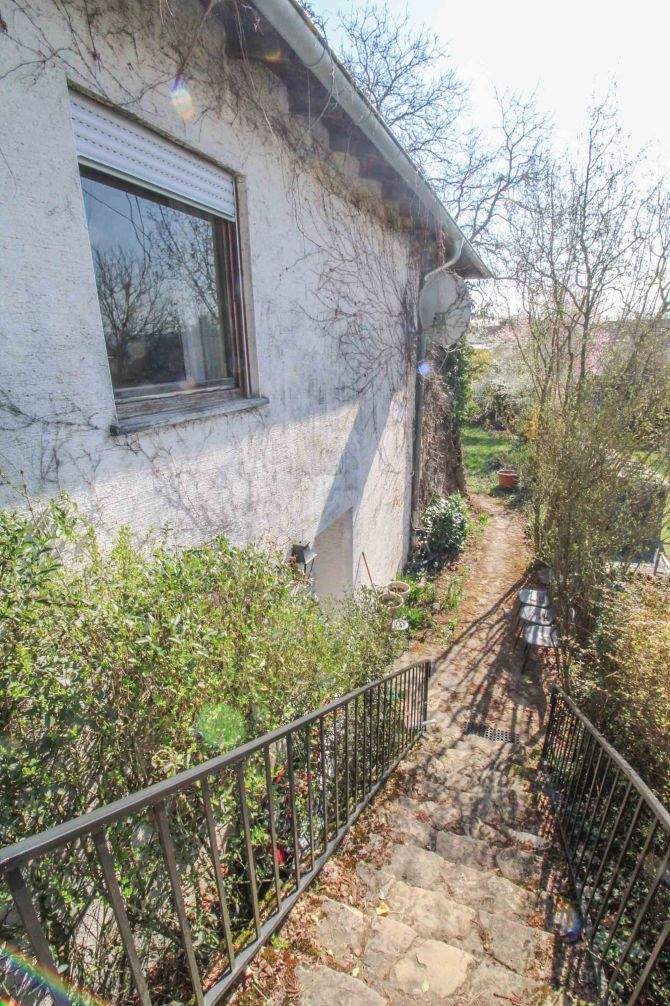 Immobilie in Kirkel - NR. 1789: Dreifamilienhaus in sehr schöner Wohnlage von Kirkel-Altstadt, deutlicher Modernisierungsbedarf vorhanden - Bild 2