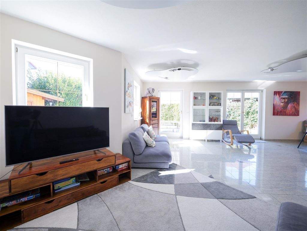 Immobilie in Mammendorf - Großzügiges Einfamilienhaus mit separatem Arbeitsbereich, Wellnessbereich und Doppelgarage - Bild 3