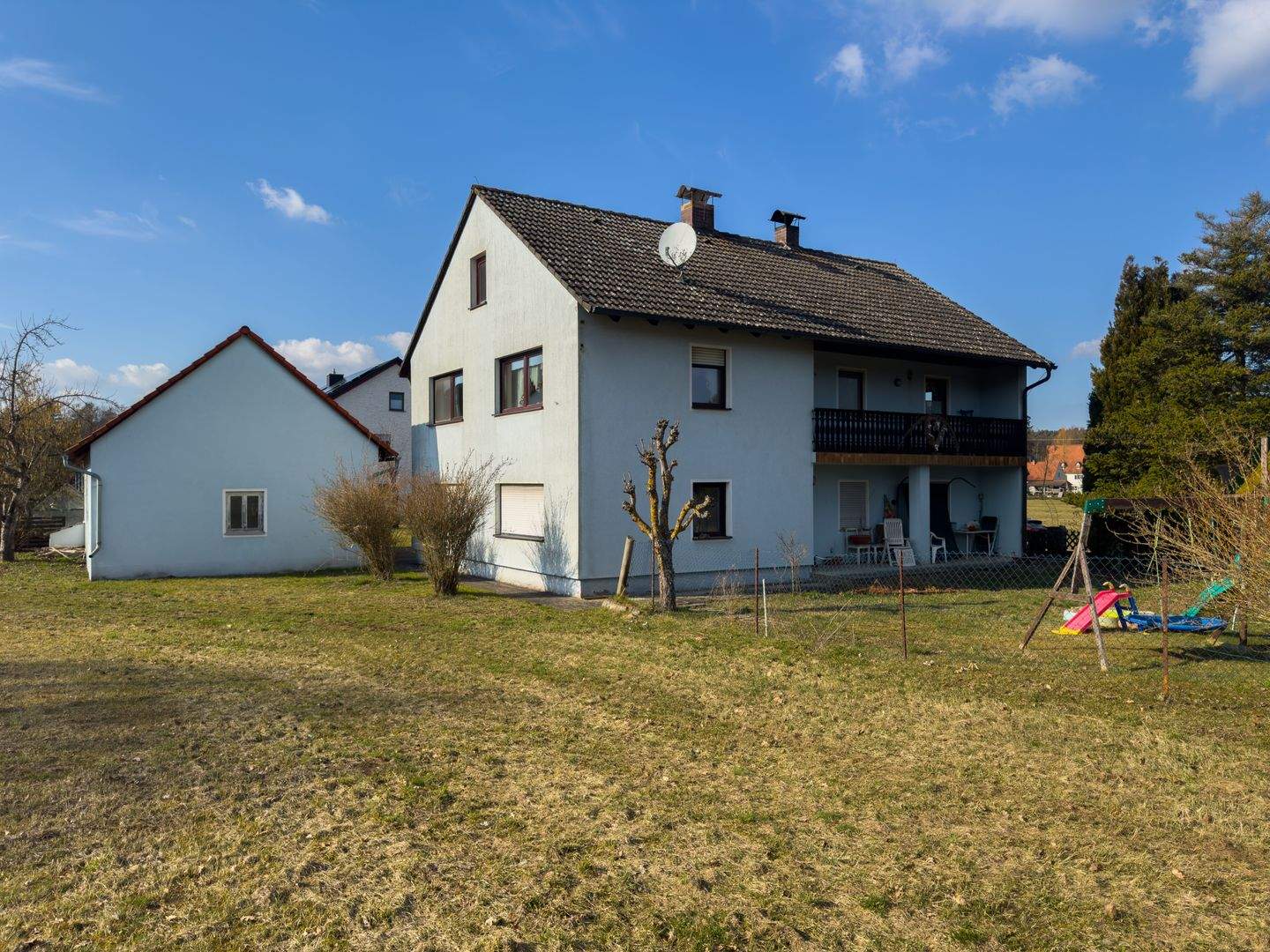 Immobilie in Pleinfeld - Großzügiges Zweifamilienhaus mit 2.700 m² Grundstück und Entwicklungsmöglichkeiten bei Pleinfeld - Bild 1