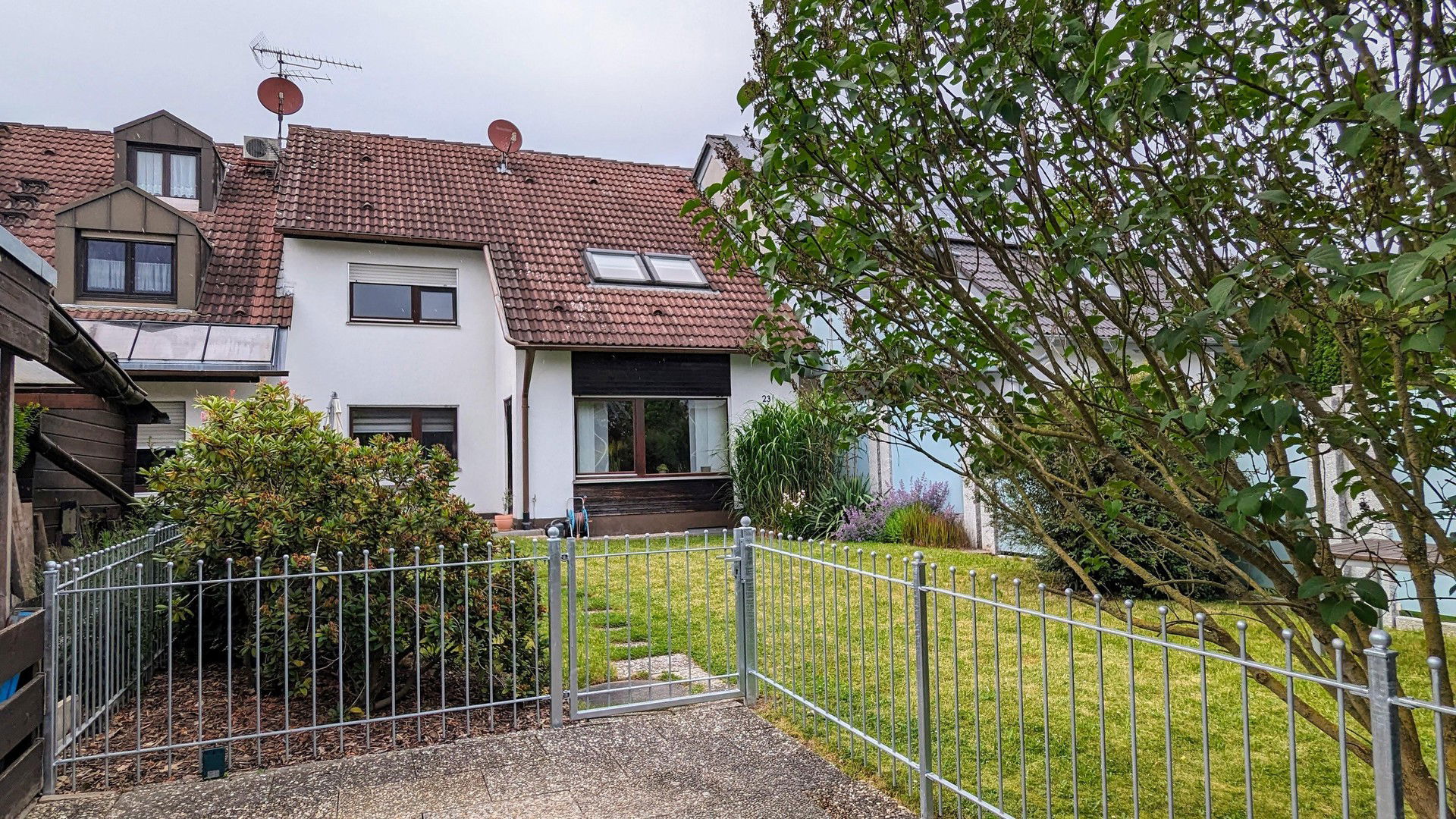 Reihenmittelhaus zur Miete 1.800 € 6 Zimmer 155 m²<br/>Wohnfläche 380 m²<br/>Grundstück 01.03.2025<br/>Verfügbarkeit Tulpenweg 23 Hüttendorf Erlangen 91056