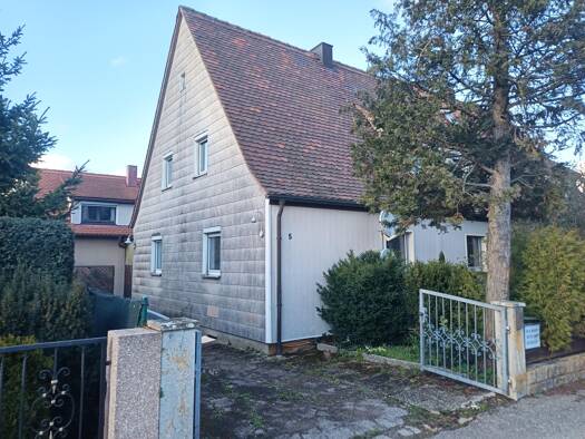 Doppelhaushälfte zum Kauf provisionsfrei 165.000 € 7 Zimmer 162,7 m² 577 m² Grundstück frei ab sofort Schillingsfürst 91583