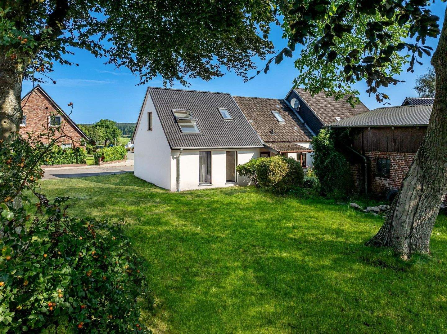 Immobilie in Münsterdorf - Großes Grundstück, feines Haus, Ausbau möglich! - Bild 1