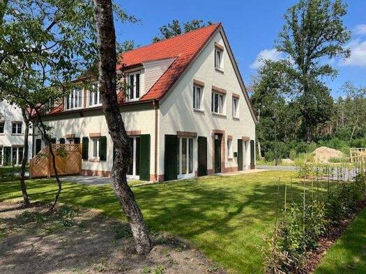 Doppelhaushälfte zur Miete - Erstbezug 1.885 € 6 Zimmer 132 m² frei ab sofort Lilienbogen 4 Beelitz 14547