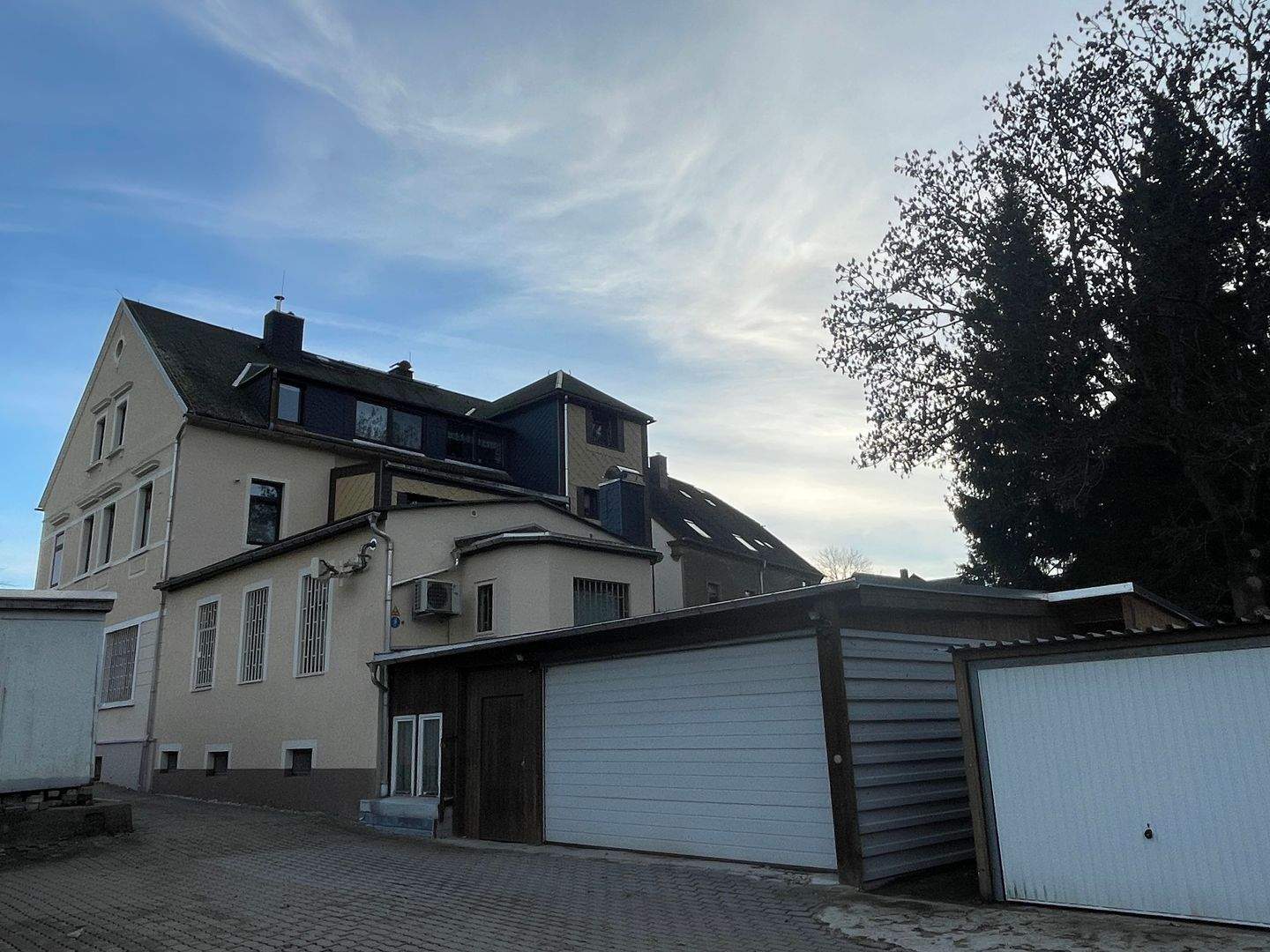 Immobilie in Olbernhau - Saniertes Wohn- und Geschäftshaus (Kapitalanlage oder Eigennutzung) mit einer GE und 3 WEs zzgl. 4 Garagen, Terrasse und schönem Garten in Olbernhau - Bild 4