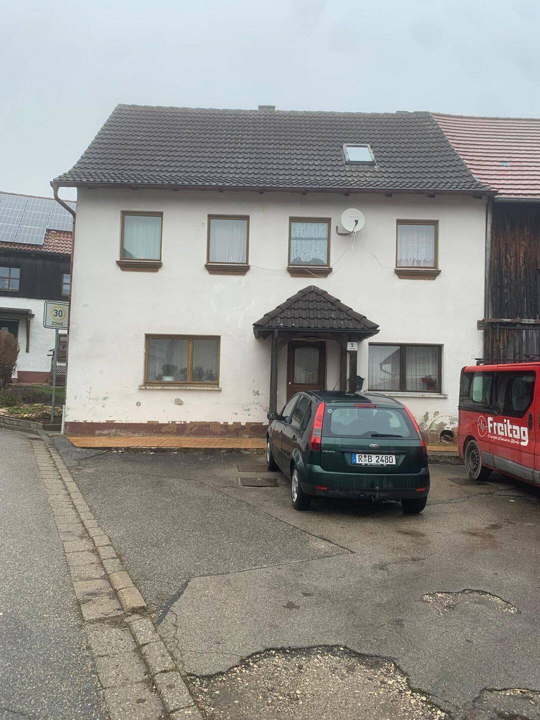 Immobilie in Beratzhausen - Großzügige Bauernscheune mit Nebengebäuden und Garagen  - Bild 0