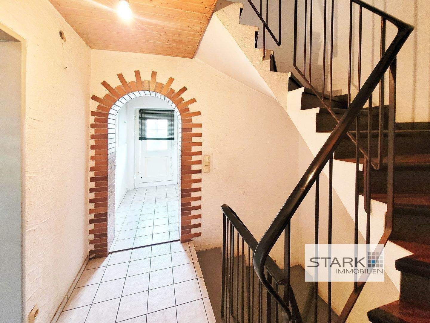 Immobilie in Weikersheim - Aussicht, Garten & Garage – ein Eigenheim für Anpacker! - Bild 2