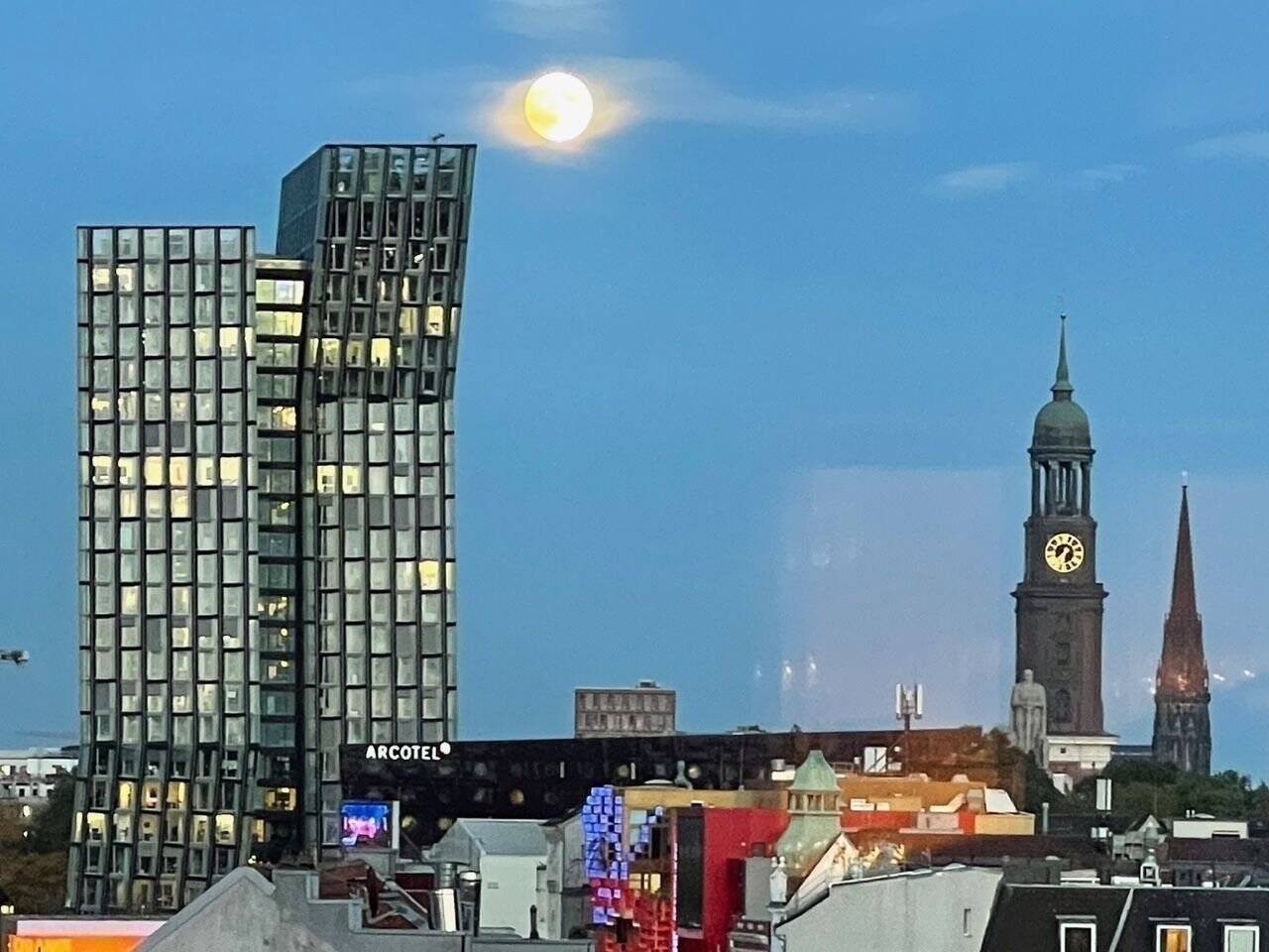 WEITBLICK Luxuswohnung - 2 Balkone - 2 CHICE Bäder - Whirlpool - mitten auf der legendären REEPERBAHN - aussergewöhnlich + besonders – Hamburg – Vorschaubild 6