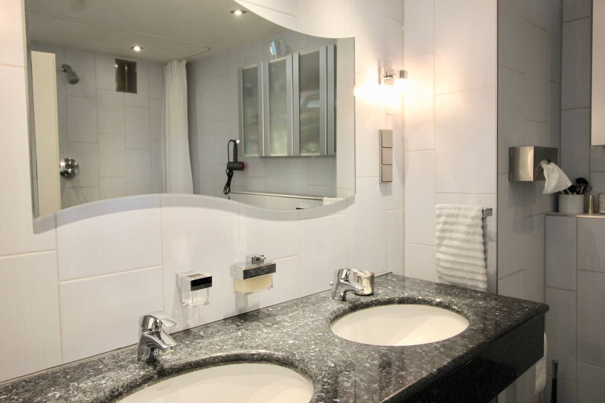 WEITBLICK Luxuswohnung - 2 Balkone - 2 CHICE Bäder - Whirlpool - mitten auf der legendären REEPERBAHN - aussergewöhnlich + besonders – Hamburg – Vorschaubild 43