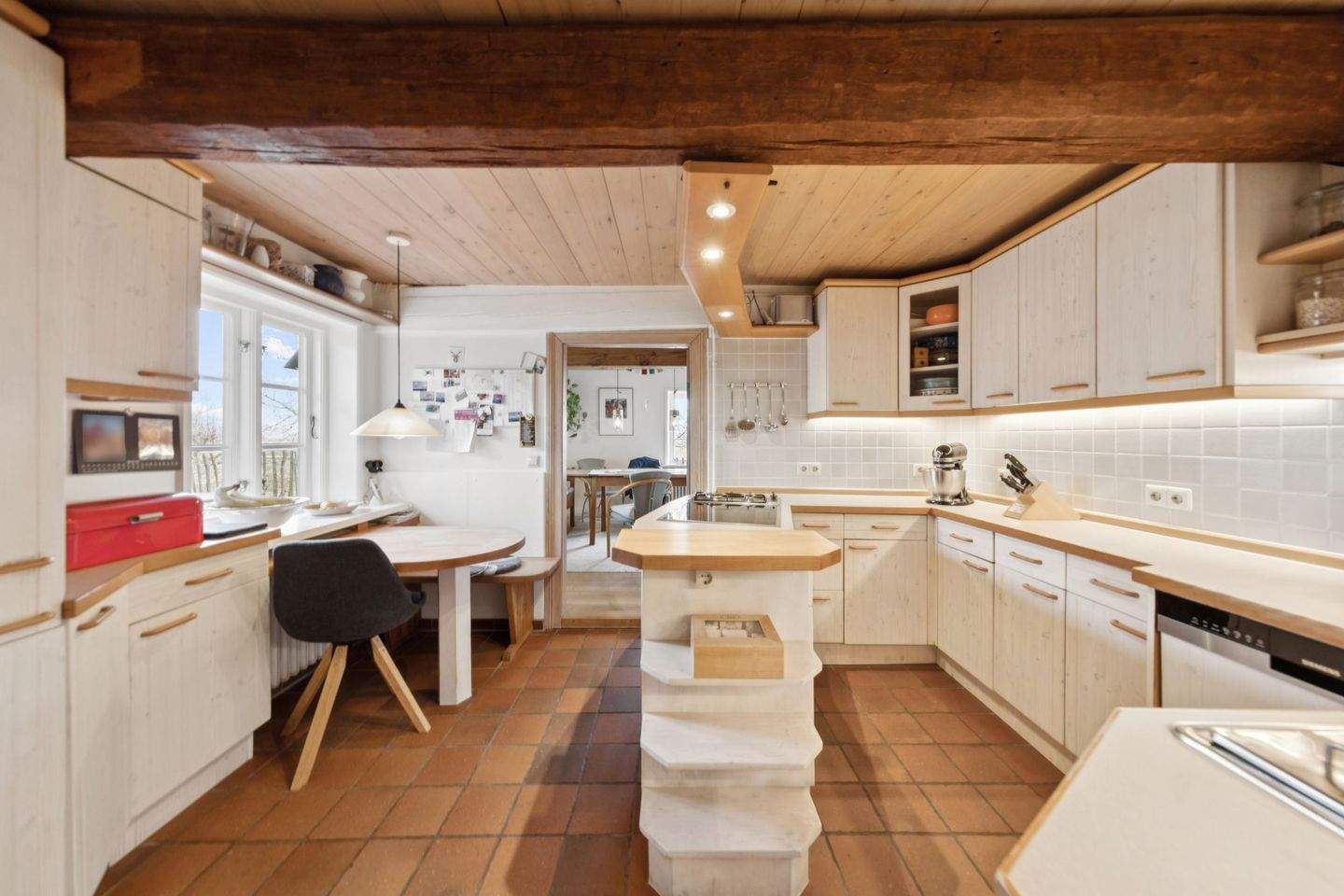 Immobilie in Koldenbüttel - Ruhe, Weite, Meer, Exklusives Zweifamilienhaus unter Reet                   in stilvoller Privatsphäre - Bild 4