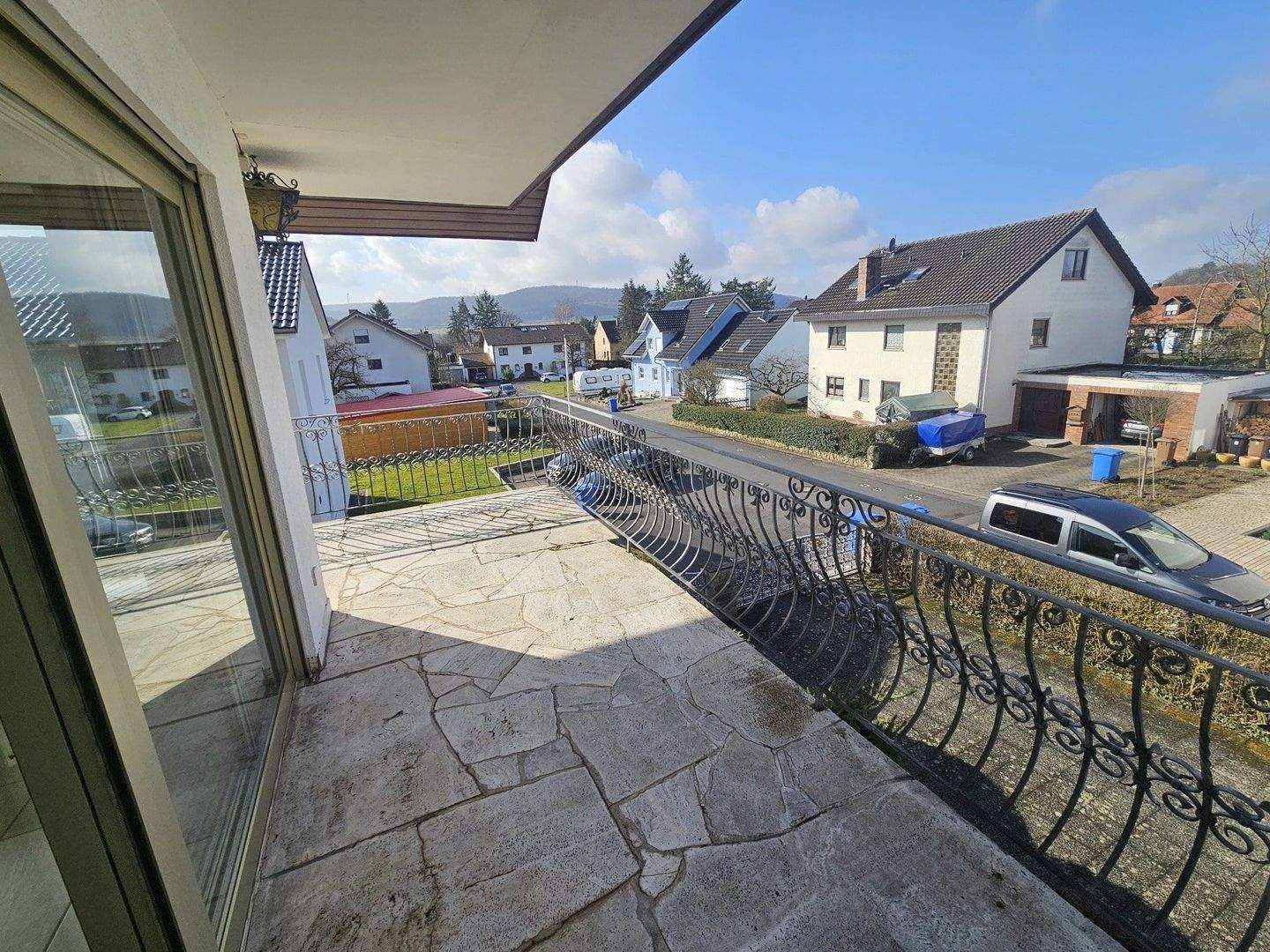 Immobilie in Euerdorf - Ruhepol mit Kamin und  Panorama-Balkon - Bild 2