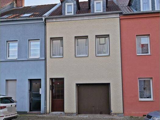 Reihenmittelhaus zum Kauf 30.000 € 8 Zimmer 106 m² 165 m² Grundstück Mittelstraße 31 Aschersleben 06449