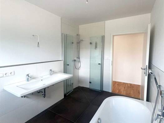 Wohnung zur Miete - Erstbezug 1.025 € 4 Zimmer 93 m² EG frei ab sofort Burghaslach 96152