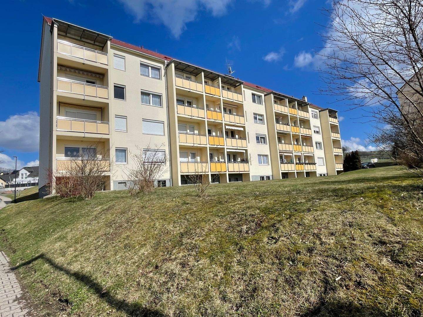 Immobilie in Weißenborn/Erzgebirge - Renovierungsbedürftige 3-Raum-Eigentumswohnung mit großem Balkon in Weißenborn - Bild 2