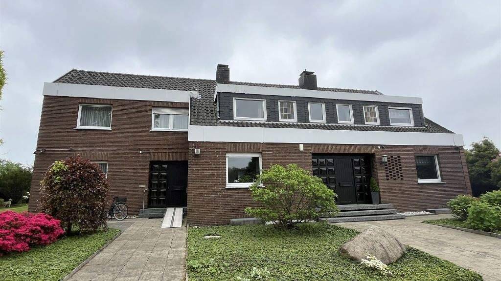 Hofstelle mit Zweifamilienhaus und Mehrzweckhalle im Außenbereich von Herten-Langenbochum