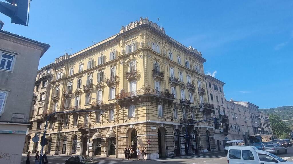 Wohnung zum Kauf 235.000 € 4 Zimmer 136 m² 4. Geschoss Center