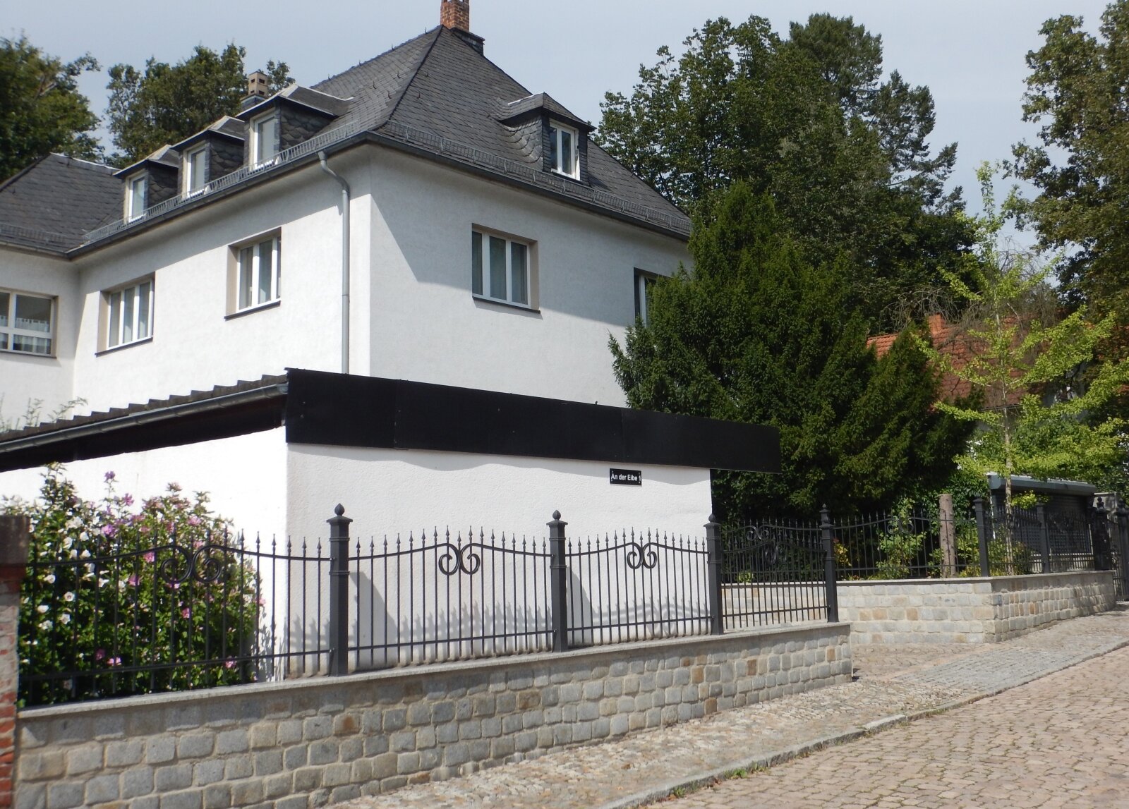 Mehrfamilienhaus zum Kauf 350.000 € 10,5 Zimmer 316 m²<br/>Wohnfläche 944 m²<br/>Grundstück ab sofort<br/>Verfügbarkeit Debschwitz 1 Gera 07545