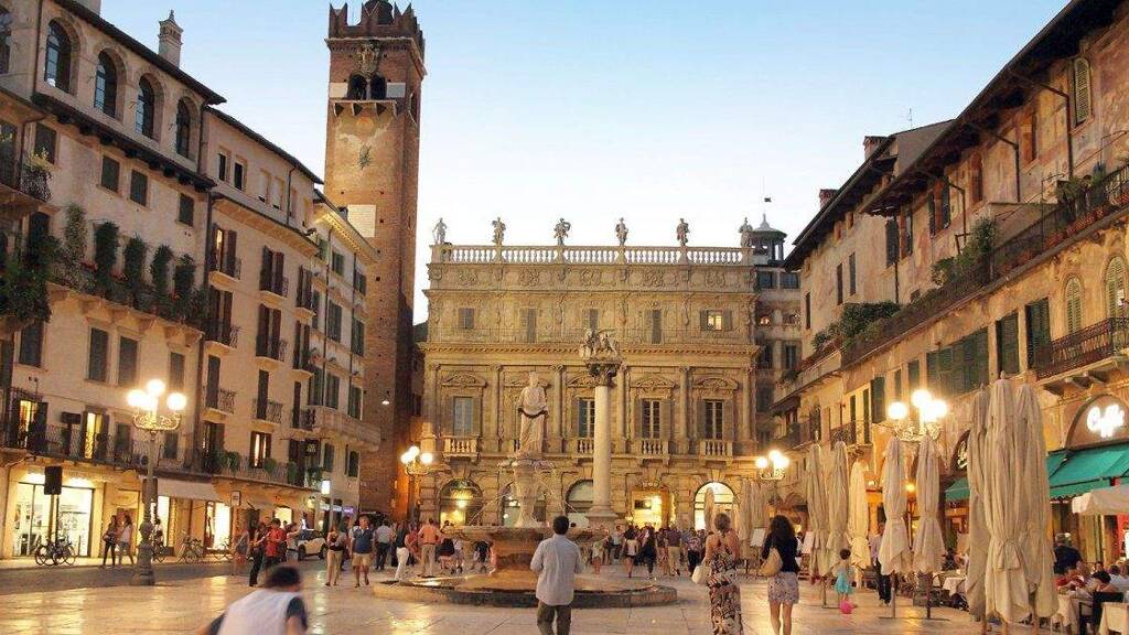 Haus zum Kauf 3.300.000 € 36 Zimmer 1.200 m² 1.200 m² Grundstück Verona